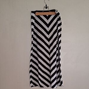Arizona Jean Company Black and White Chevron Maxi Skirt